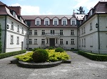 Pałac został wybudowany prawdopodobnie przez Kwileckich na przełomie XIX i XX w. Przed wojną właścicielem był Skarb Państwa Pruskiego. Obecnie w pałacu mieści się Dom nowicjacki Towarzystwa Chrystusowego.