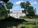 Głównym punktem programu trzeciej wycieczki pałacowej był otoczony fosą i pięknym parkiem pałacyk myśliwski we Włoszakowicach.