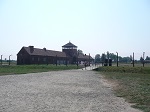 Wartownia i brama główna Auschwitz II (Birkenau).