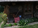 Przed chatą gospodyni wystawiła garnki, drewniane łyżki i inne sprzęty gospodarstwa domowego.