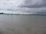 Wracając z wycieczki zajechaliśmy jeszcze raz nad jezioro zobaczyć puszczykowskich windsurferów w akcji.