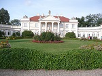 Pałac śmiełowski poza zaletami kompozycji wyróżnia się tym, że został usytuowany w wyjątkowo uroczym miejscu ...