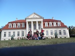 Jeszcze jedna migawka na tle pięknego pałacu. Wracając z Winnej Góry zatrzymaliśmy się w Miłosławiu na obiad a później przez Bugaj, Kozubiec wróciliśmy do Mikuszewa kończąc naszą ostatnią wycieczkę PTS-u w 2015 roku.