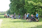 W Szreniawie rowerowa grupka przystanęła na odpoczynek.