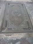Ozdobna płyta i zarazem wejście do krypty pod kościołem w której pochowani są opaci zakonu.