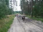 9 osób wyruszyło z Bronkowa na rowerowy piknik do Kosarzyna.