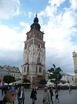 Wieża ratuszowa. Pod wieżą znajduje się scena krakowskiego Teatru Ludowego.