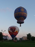 Pojechaliśmy jeszcze na krakowskie Błonia i do Parku Jordanowskiego. Wracając na kemping w oczy rzuciły nam się kolorowe balony.