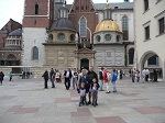 Katedra Wawelska to nie tylko najsłynniejsza w Polsce nekropolia królewska, ale także prawdziwy panteon narodowy. Obok królów we wnętrzu świątyni pochowani zostali biskupi krakowscy i najbardziej zasłużeni dla ojczyzny Polacy.