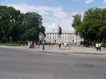 Pomnik Jana Zamoyskiego a za nim budynek Sądu Okręgowego w Zamościu.