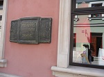 W tym domu urodził się i mieszkał Marek Grechuta, poeta, kompozytor, pieśniarz - Zamość.