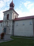 W skład zespołu krasnobrodzkiego sanktuarium wchodzi barokowy kościół pod wezwaniem Nawiedzenia Najświętszej Marii Panny oraz budynki dawnego klasztoru Dominikanów. Oba obiekty zostały wybudowane w latach 1690-1699.