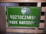 Stara tabliczka Roztoczańskiego Parku Narodowego.