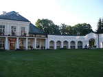 W dzielnicy Krasnobrodu, niedaleko od zalewu znajduje się uroczy klasycystyczny pałacyk.