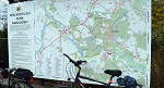 Następny postój na rogu ulicy Wiązowej i Dworcowej przy mapie Wielkopolskiego Parku Narodowego.