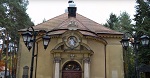 Naprzeciwko Sportoteki znajduje się kościół Matki Boskiej Wniebowziętej z 1923 roku.