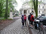 7 maja mimo niesprzyjającej pogody udało się w końcu zainaugurować wycieczkowy sezon rowerowy w PTS-ie. 5 puszczykowskich cyklistów spotkało się przed pałacem w Biedrusku i stamtąd wyruszyło na pierwszą wycieczkę pałacową PTS-u w roku 2017.