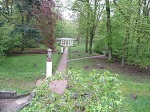 W zabytkowym parku krajobrazowym, o powierzchni ok. 14 ha, na szczególną uwagę zasługuje amfiteatr, altana westchnień zakochanych, dwa stawy oraz fontanna, otoczona czerwono-białymi różami.