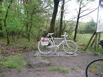 Tak zwany ghost bike upamiętniający śmiertelnie potrąconego Ryszarda Walerycha - miłośnika i propagatora Puszczy Zielonki, to właśnie jego imieniem został nazwany szlak rowerowy którym jechaliśmy.
