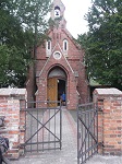 Niewielka neogotycka kapliczka z sygnaturką, prawdopodobnie (podobnie jak pobliski pałac) również projektu Zygmunta Gorgolewskiego.