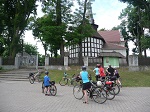 W niedzielę 11 czerwca 13-to osobowa grupa cyklistów wyruszyła na trzecią wycieczkę rowerową PTS-u organizowaną w 2017 roku pod hasłem: Poznajemy dwory i pałace Wielkopolski. Tym razem wystartowaliśmy z Gruszczyna. Pierwszy postój to kościół w Uzarzewie.