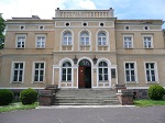 Tuż obok kościoła znajduje się neorenesansowy pałac z 1860 roku. W pałacu mieści się Muzeum Myślistwa i Łowiectwa.