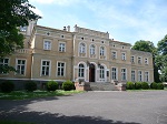 Obiekt fundacji Józefa Żychlińskiego został zaprojektowany przez artystę z kręgu Stanisława Hebanowskiego. Bliski jest architektonicznie willom włoskim.