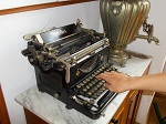 Maszyna do pisania przekazana, jak wiele innych przedmiotów, przez mieszkańców Krosna.