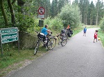 Jedziemy znakowanym szlakiem rowerowym nr 22. Trasa w części biegnie wzdłuż starego szlaku kolejowego, mniejszych polnych dróg i komfortowych ścieżkek leśnych. Ta niezwykle piękna trasa jest lekko pofałdowana i biegnie przez las Almindingen.