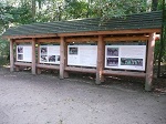 Pokazowa Zagroda Zwierząt jest zlokalizowana w kompleksie leśnym przylegającym do parku-arboretum.