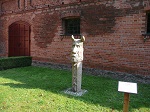 Przed Muzeum Leśnictwa w Gołuchowie znajduje się rzeźba Bachusa, boga płodności, dzikiej natury, winnej latorośli i wina.