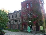Oficyna to XIX-wieczny obiekt mieszkalny powstały na bazie wybudowanej w latach 1852-1853 gorzelni.