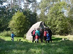 Uczestncy wycieczki pałacowej przed kamieniem św. Jadwigi - okolice Gołuchowa.