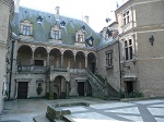 Historia zamku wznoszącego się nad Trzemną w Gołuchowie liczy ponad 400 lat. Bryła zamku - po restauracji w XIX wieku - tylko pozornie ma jednolity charakter renesansu francuskiego. W rzeczywistości jej obecny kształt to rezultat trzech faz budowlanych.