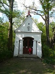 Naprzeciwko skansenu znajduje się kapliczka zbudowana przez leśników w podzięce za odzyskaną niepodległość w roku 1919.