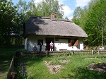 A kawałek dalej tradycyjna puszczańska chata kryta strzechą - Granica.