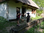 Puszczańska chata to dom Tomasza Połcia przeniesiona w to miejsce z pobliskiej osady.