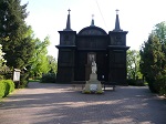 W Kampinosie zatrzymaliśmy się przed świątynią z 1773-1782, wzniesioną w stylu polskiego baroku z drewna sosnowego.