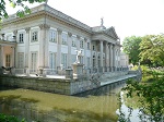 Zespół pałacowo-parkowy w warszawskich Łazienkach należy do najpiękniejszych tego typu zabytkowych założeń w stolicy. Łazienki Królewskie w Warszawie to dawna letnia rezydencja króla Stanisława Augusta Poniatowskiego.
