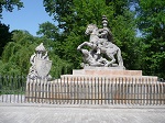 Pomnik zaprojektowany przez nadwornego rzeźbiarza króla André Le Brun, przedstawia króla Jana III na wspiętym koniu, tratującego dwóch powalonych Turków.