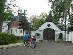 Park opuszczamy w miejscowości Łódź i zatrzymujemy się przy drewnianym kościele pw. św. Jadwigi z początku XVII w. z dobudowaną w 1854 r. kaplicą grobową Potockich z Będlewa.