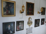 Klatka schodowa w pałacu z kolekcją portretów rodzinnych.
