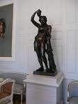 W salonie amorków stoi kopia rzeźby Bachusa, zagubiona podczas wojny.