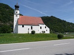 Pięknie położony tuż nad Dunajem kościół w Pyrawang. Jest jednym z niewielu budynków w Górnej Austrii z zachowanymi malowidłami ściennymi z XIV wieku.