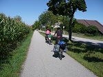 Donauradweg czyli naddunajską trasę rowerową wytyczono wzdłuż brzegów największej środkowoeuropejskiej rzeki, choć nie na całym odcinku jedzie się ścieżkami tylko dla rowerów. Najlepiej pod tym względem jest w Niemczech i Austrii.