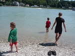 W Aschach an der Donau robimy postój i schodzimy na plażę - Jasiu, Kubuś i Julia.