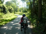 Opuszczamy kemping, początkowo droga biegnie przez las liściasty poprzecinany licznymi kanałami.