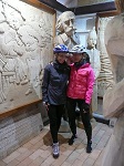 Ania i Ela przed rzeźbami i reliefami pana Murka - Górsko.
