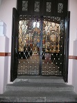 Dostępu do wnętrza kościoła broni metalowa krata.