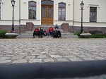 Uczestnicy wycieczki przed pałacem w Szreniawie.